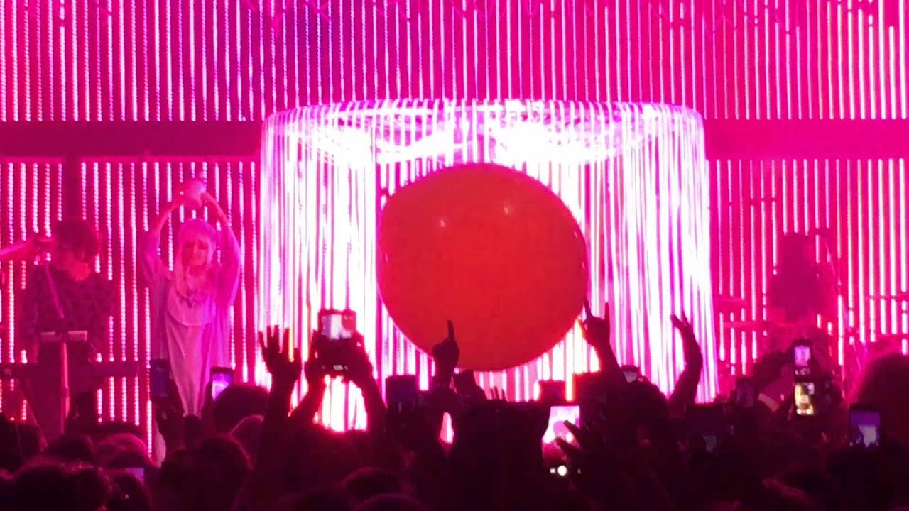 Miley Cyrus & Her Dead Petz - Fweaky - Milky Milky Milk Tour, Chicago 11-19-2015
