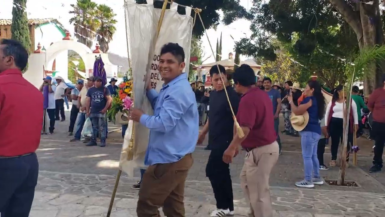 Procesión de cirios y arreglos florales asía el altar mayor del señor de la capilla JUEVES 12,03'26