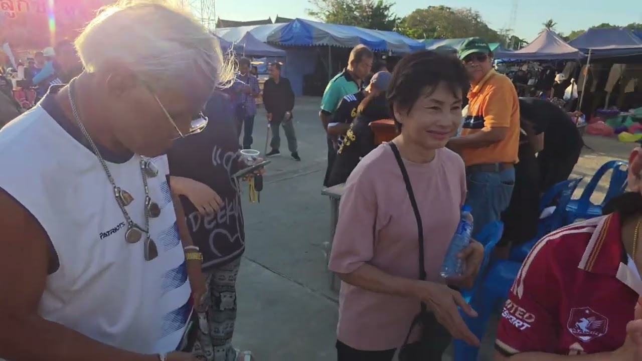 ล่าสุดเต็มพื้นที่ งานพ่อๆปฝแม่ๆ มาจับจองทำเลกันแล้ว วัดหลักสอง