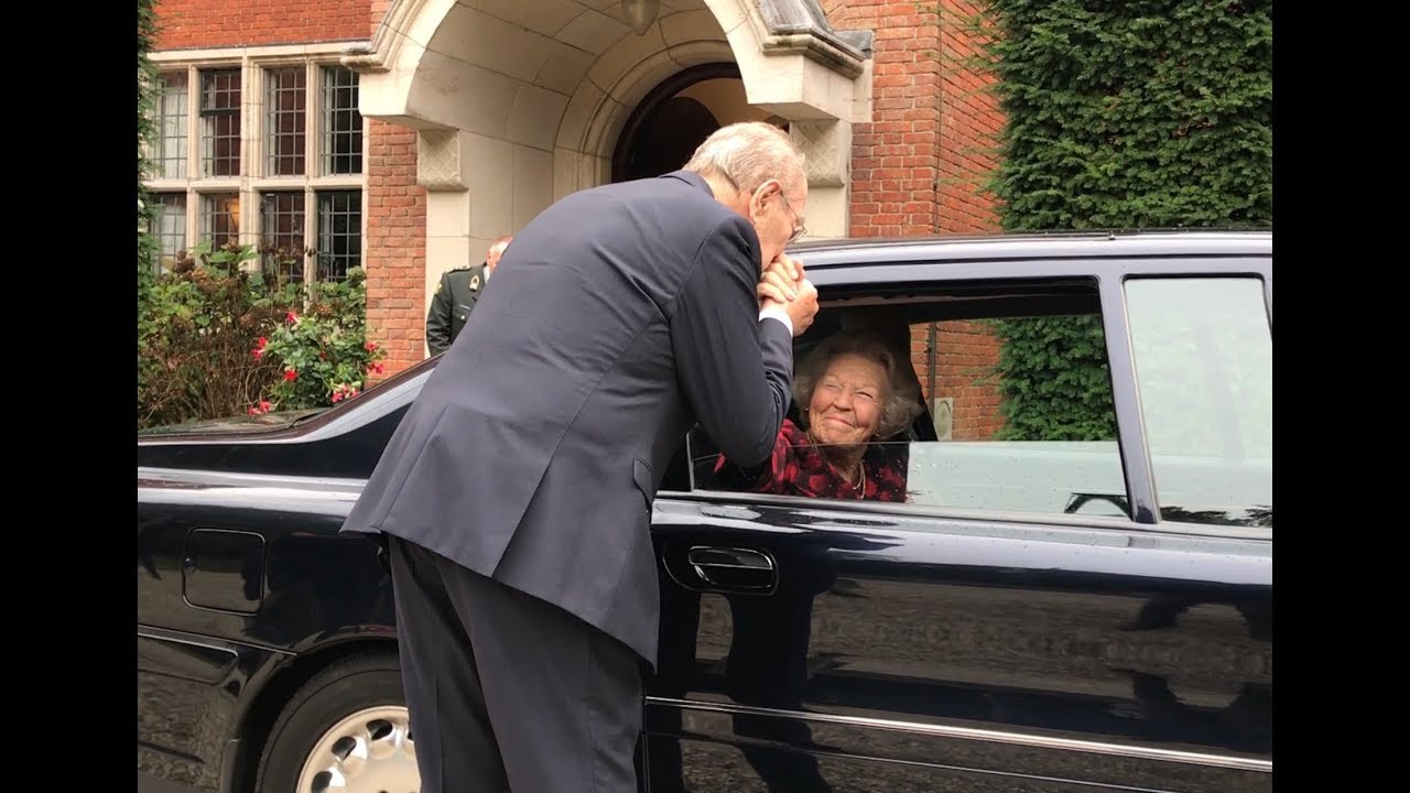Een allerlaatste handkus voor prinses Beatrix van Engelandvaarder