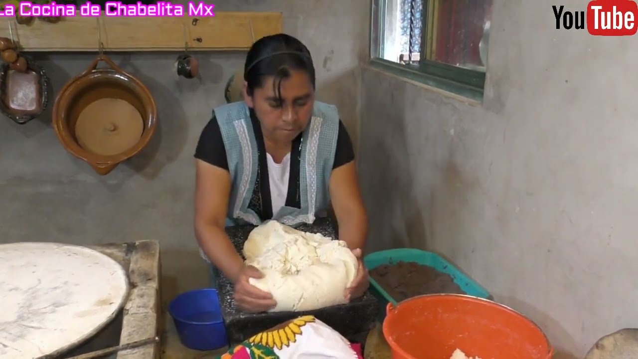Asi se preparan unos deliciosos tamales de frijol con cilantro montés y unos chiles