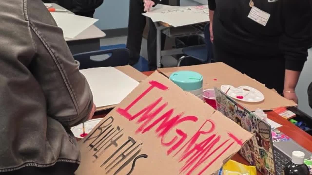 Учительница уволена после того, как ученики из Уэйко провели забастовку в знак протеста против IC...