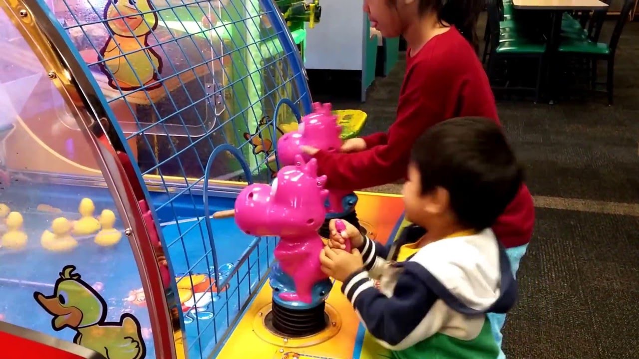 Chuck E Cheese Water ducky splash game fun
