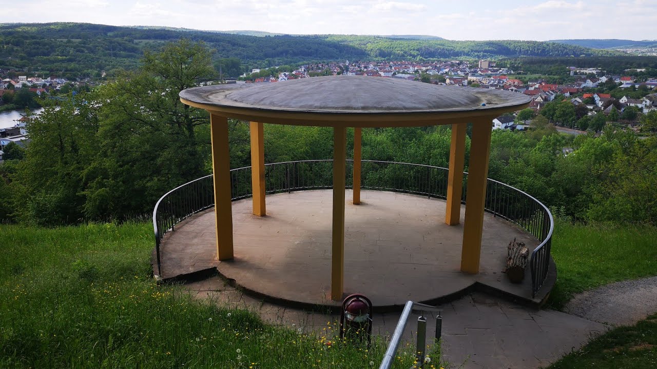 Der Echo Aussichtspavillon am Hohberg von Erlenbach am Main am Fr&auml;nkischen Rotwein Wanderweg
