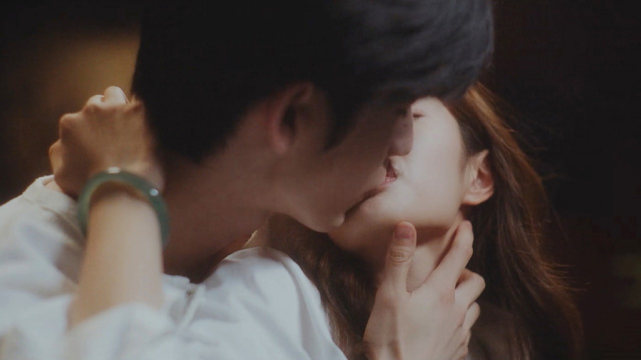 🌷【MOVIE】合歡！女孩留宿帥醫生家，他暗爽，狠狠要了她，從浴室吻到臥室！ #最新中國電視劇 #甜寵 #徐若晗 #张凌赫 #爱你