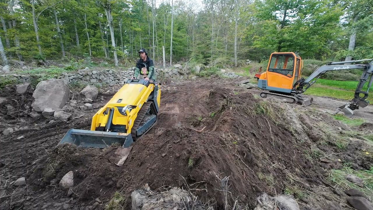 Austter stl1000 mini skid steer working at home moving some dirt 