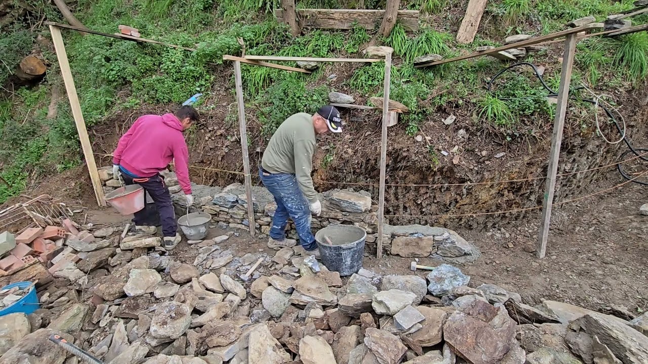 Muro in pietra vista in ricostruzione