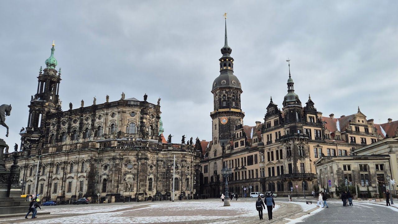 ​🇩🇪 독일(Deutschland)츠빙거 궁전(Zwinger Palace)을 둘러보았다. 독일 바로크 건축의 절대적인 정점으로 꼽는 화려한 조각과 대칭미는 압도적이었다.#유럽여행 