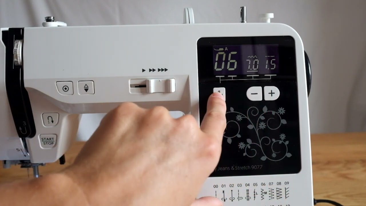 Les points et l'écran LCD de la My Jeans and Stretch 9077 de JANOME France !