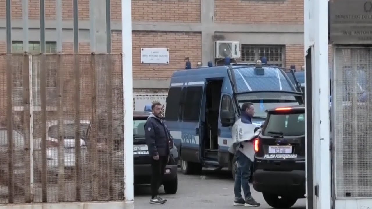Carcere Salerno. Agente con la droga minaccia tutti con la pistola e scappa