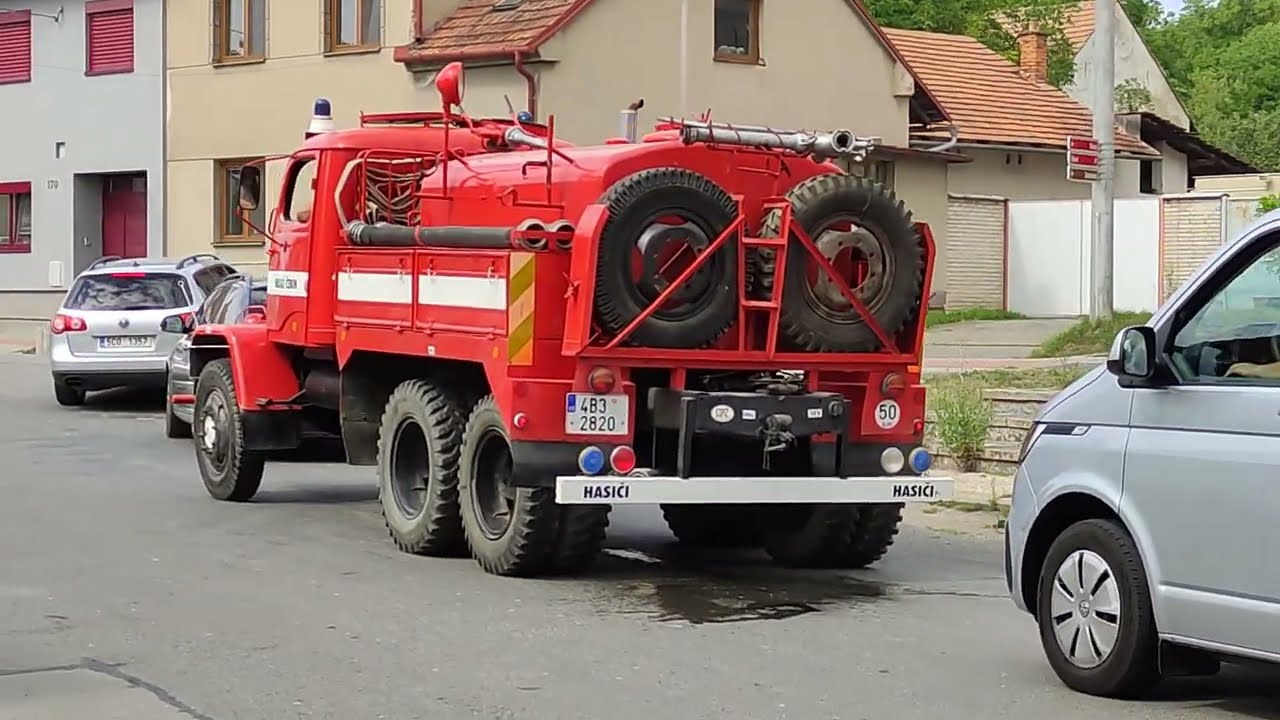 Praga V3S v provedení hasiči jede k zásahu, těžká cisterna plná vody, dopravní špička, hlavní tah
