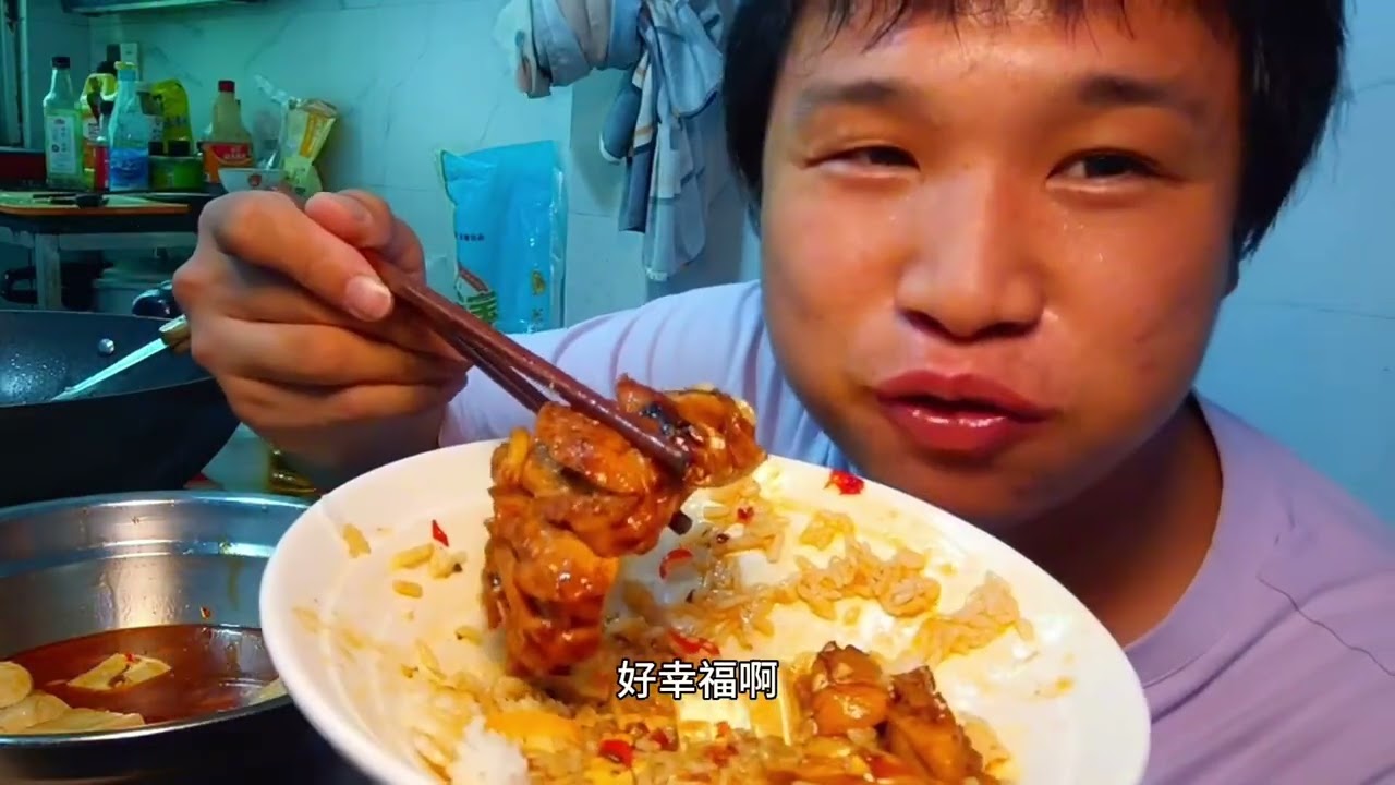 下班饿了越个麻辣豆腐来吃吃吧，再来两个红烧鸡腿越吃越香好美味 #美食 #红烧鸡腿 #麻辣豆腐 #好吃的 #美味