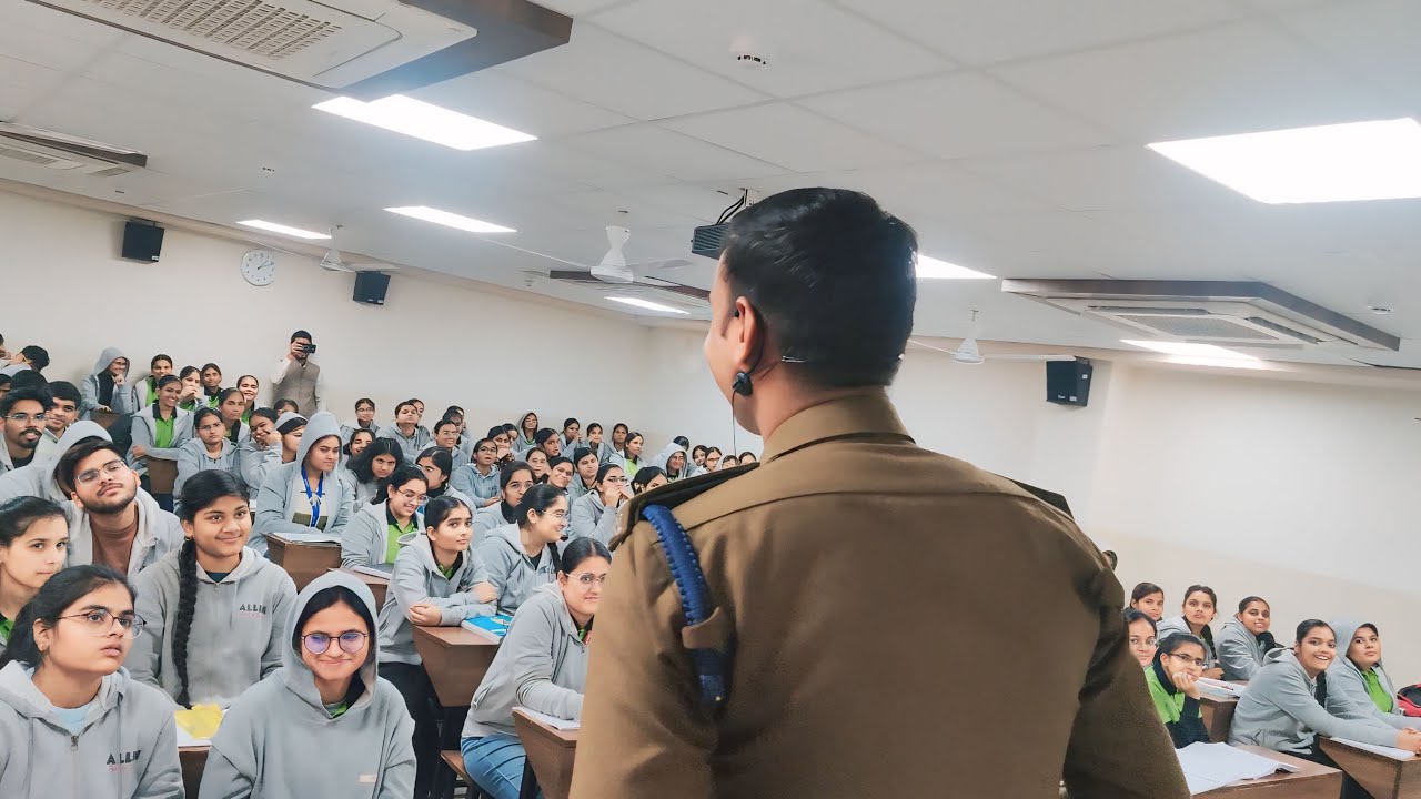 MBBS की Allen Caoching में Dsp की क्लास। शहर में गाँव की लड़कियाँ लड़के क्यों बर्बाद होते हैं।