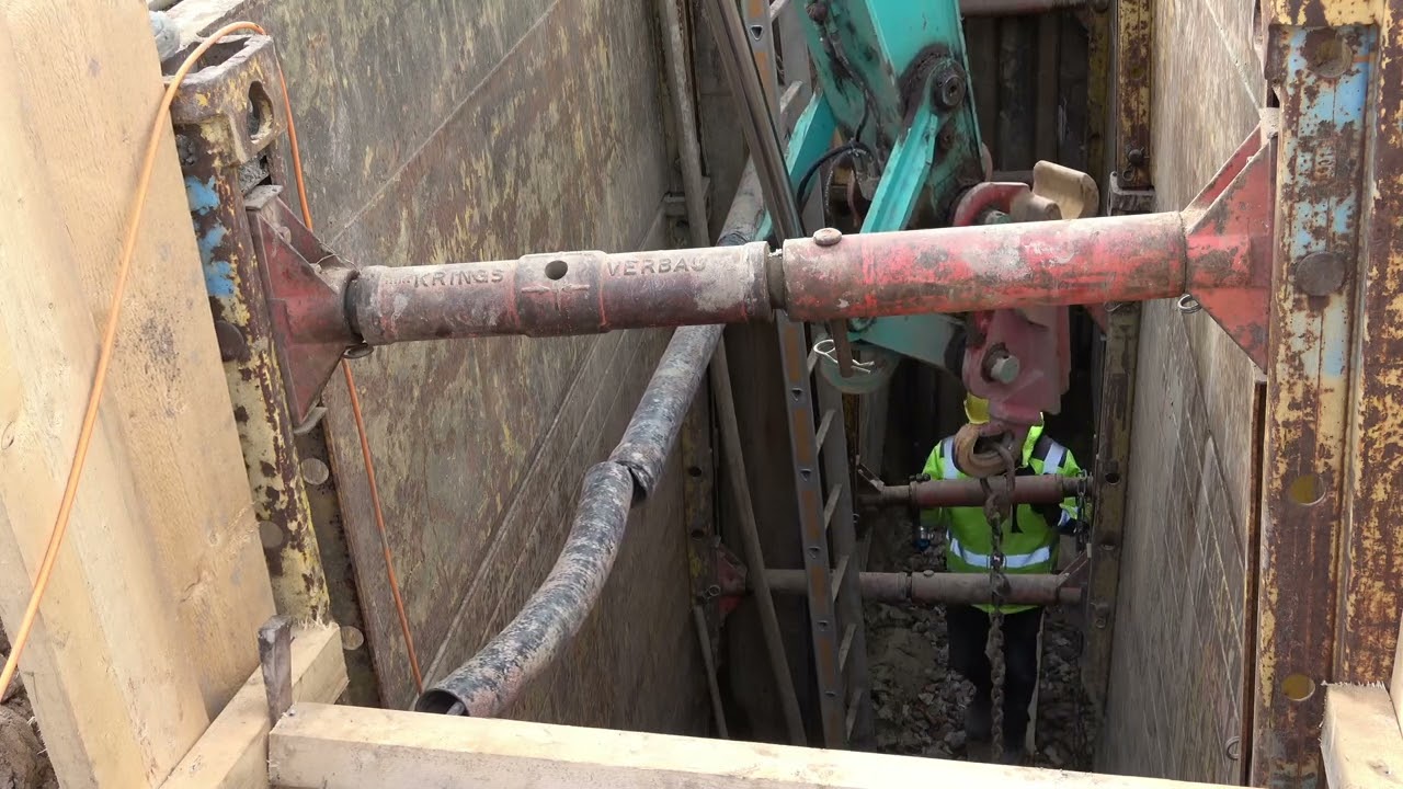 Wallertheim: Stahlrohrrammung DN 300, mit der Ramme Olymp aus dem Hause Tracto Technik.