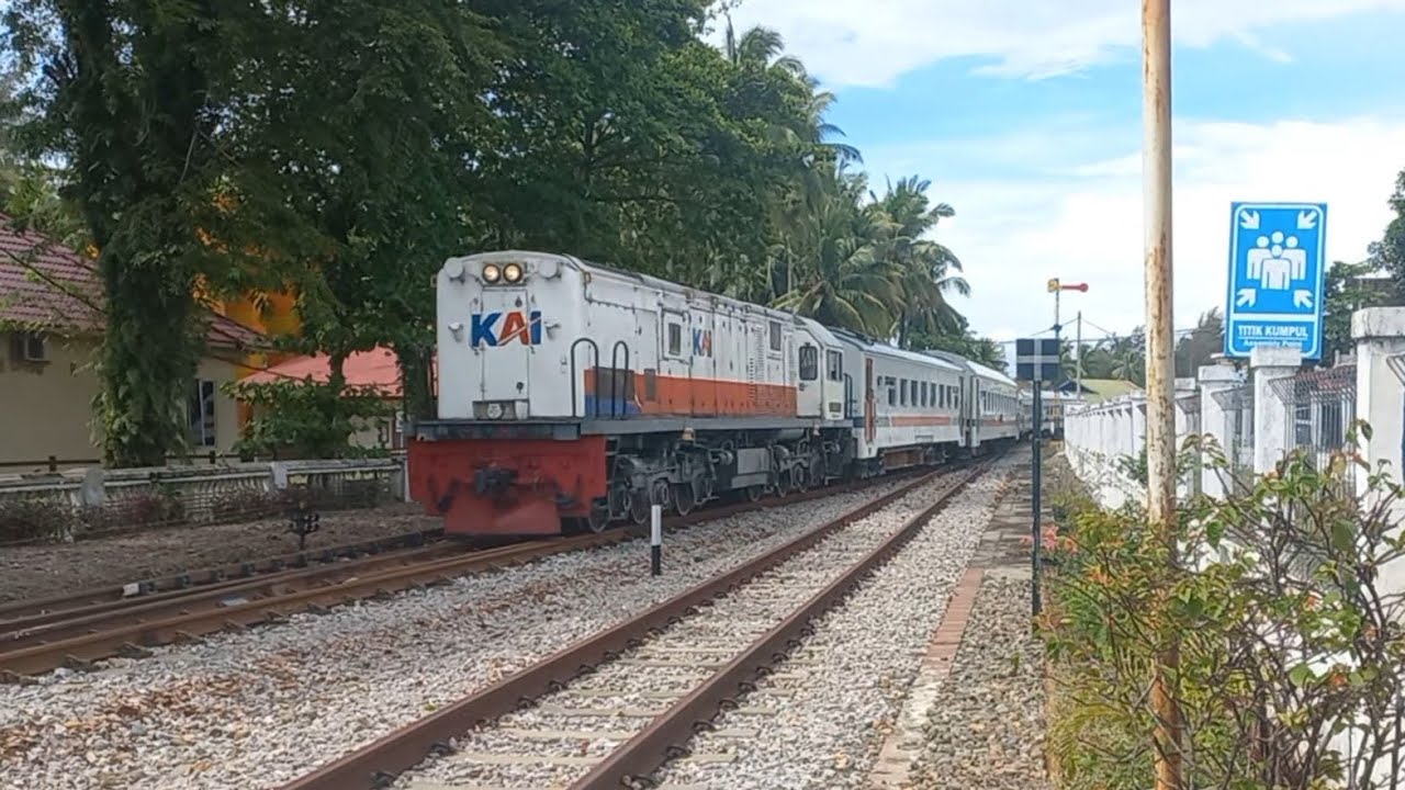 KA Pariaman Ekspres Dihela Lokomotif CC 201 di Stasiun Pariaman