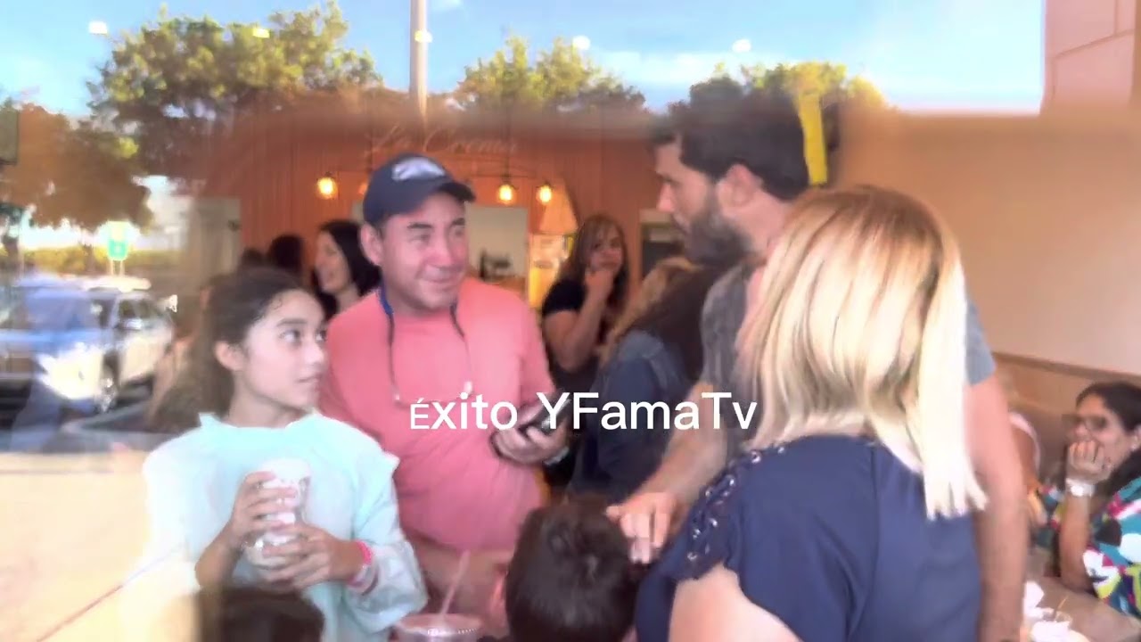 Daniela y Nacho firmando aut&oacute;grafos