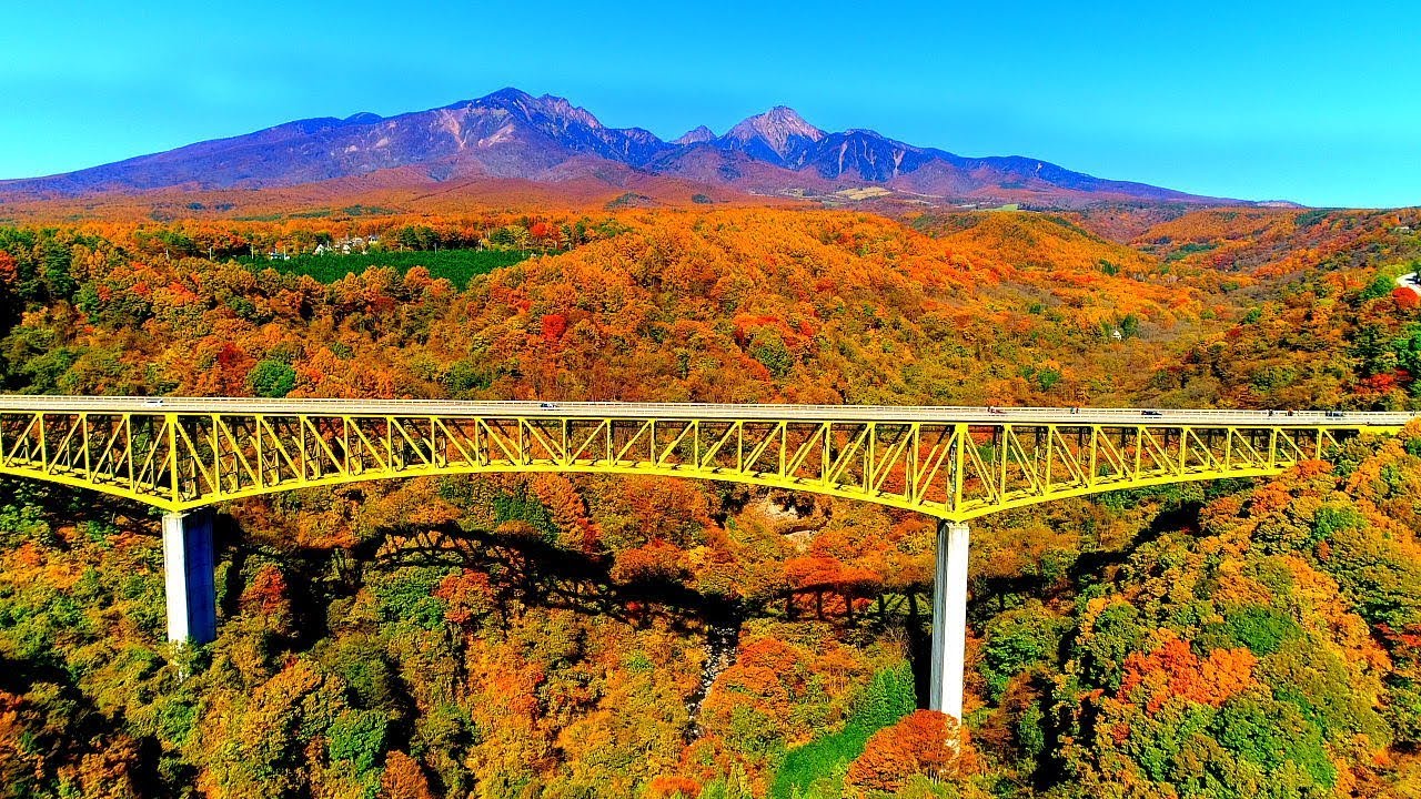 4K映像 絶景ドローン空撮「秋 紅葉の八ヶ岳高原大橋 清里高原」日本の美しい四季 山梨県北杜市 11月上旬 自然風景 富士山 川俣川渓谷 交響曲第9番 ベートーヴェン