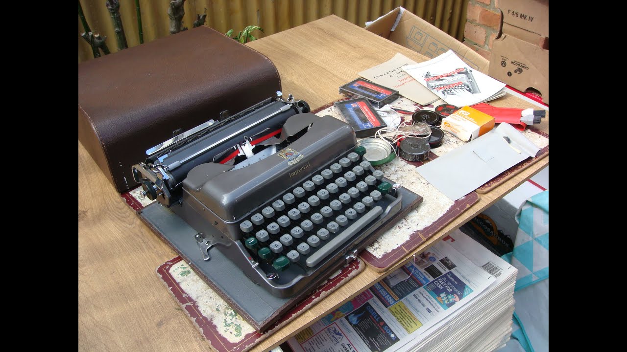 Vintage Good Companion 3   Typewriter / Typewritter In The Case ,  See Video