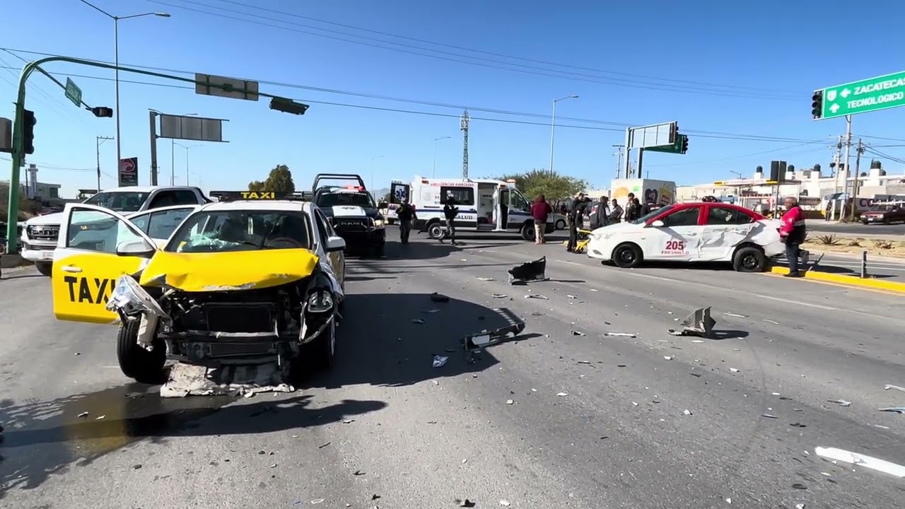 Fuerte accidente entre un taxi de #Fresnillo y un taxi de #Jalisco en Fresnillo, Zacatecas 