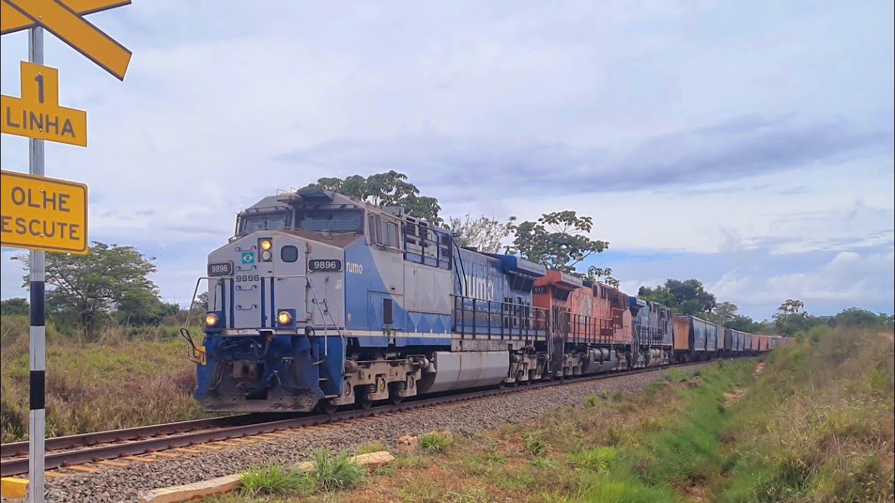 Trem graneleiro vazio passando por Santa Isabel GO, Ferrovia Norte Sul