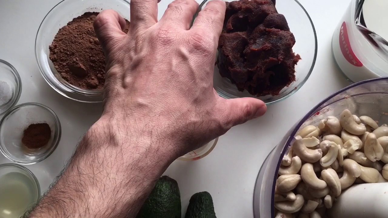 كيكة الكاكاو بالفراوله والاڤوكادو