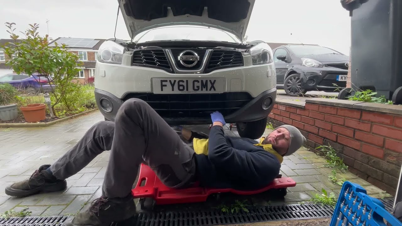 How to service a Nissan Qashqai (j10) petrol, and changing an engine mount