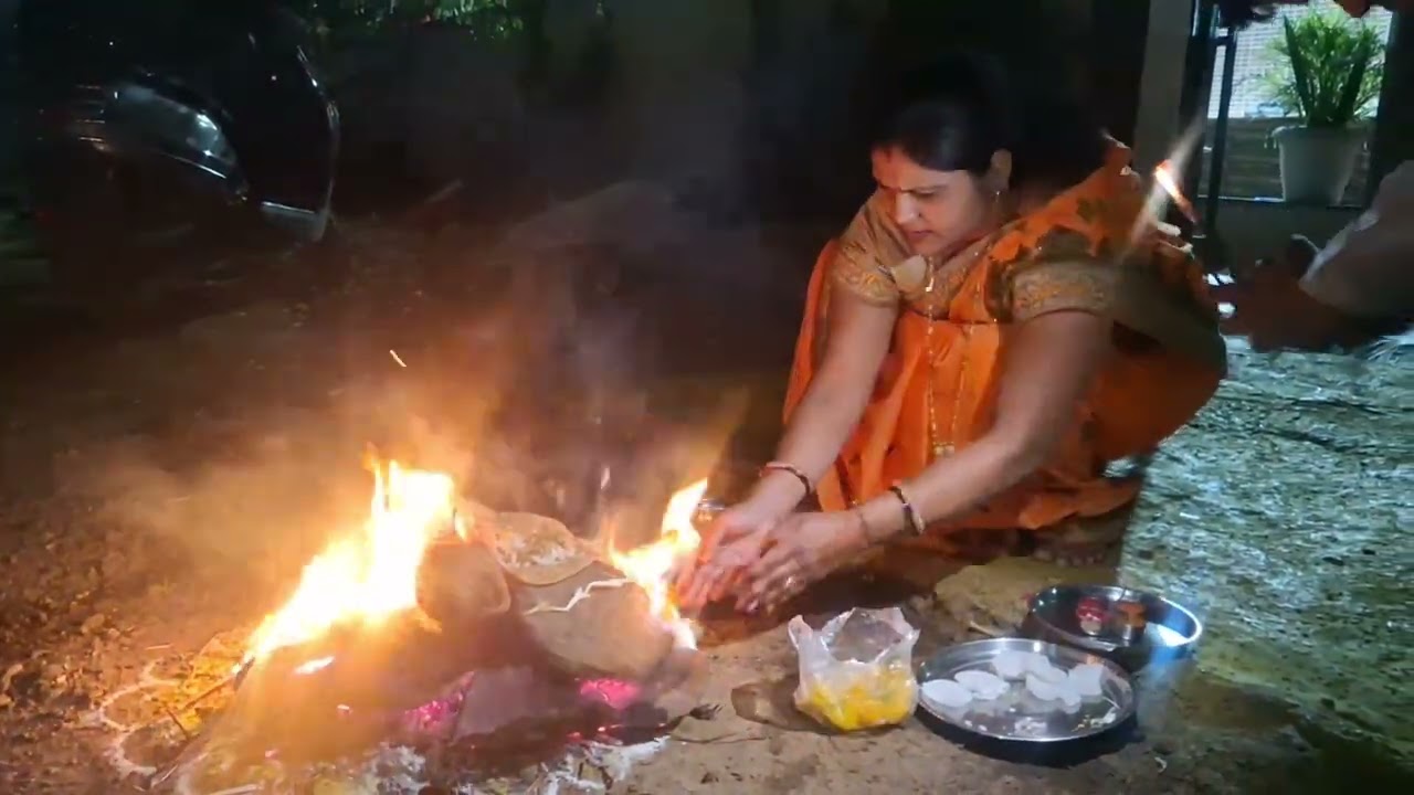 आज केली होळी साजरी/मी होती दिवसभर दुकानात 