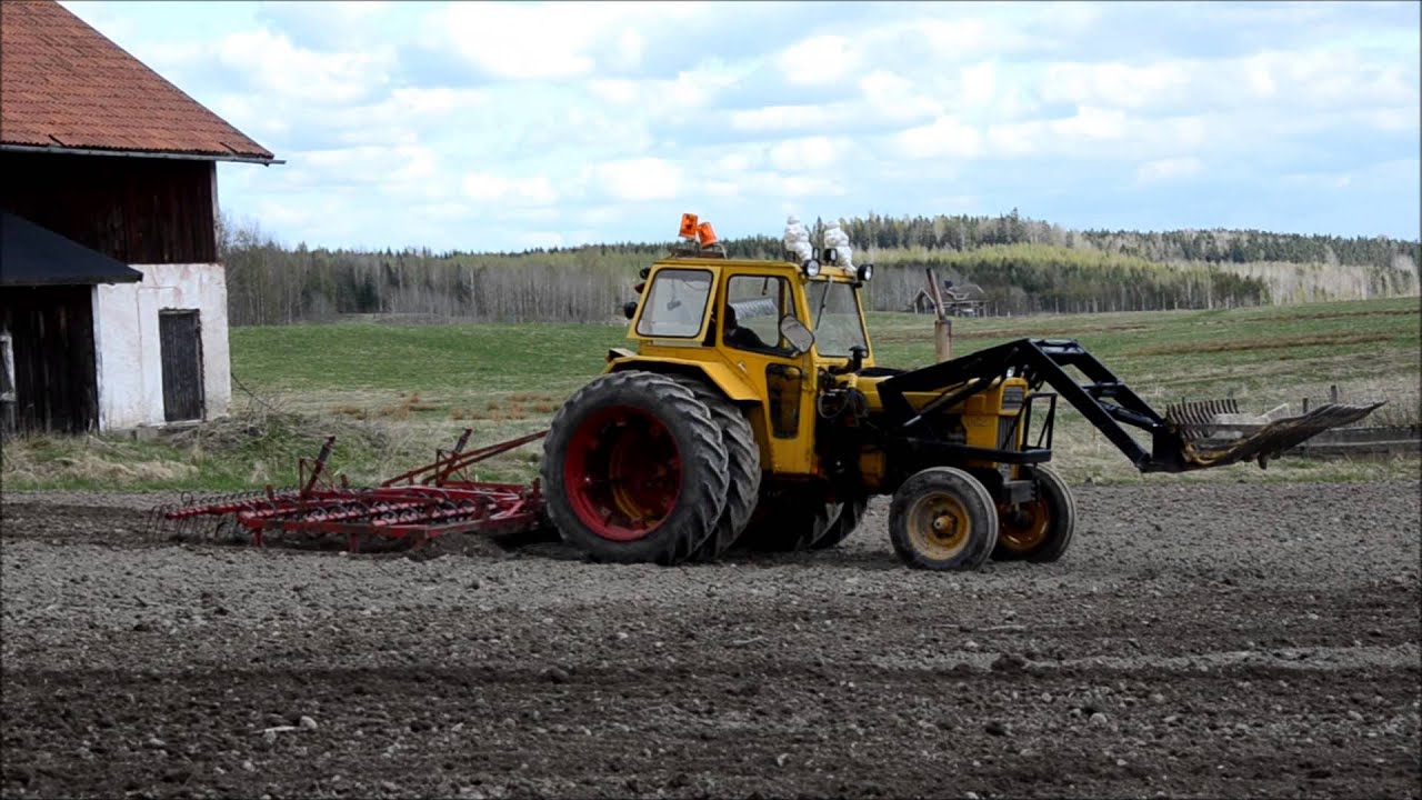 Volvo BM 600 harvar med en 4m Väderstad harv
