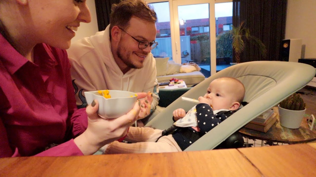Mila haar eerste hapje | Vloggloss 2201