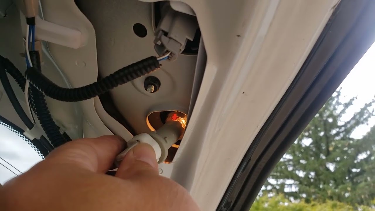 Замена лампочки в задней двери Toyota Venza или лампы заднего хода: как сделать своими руками