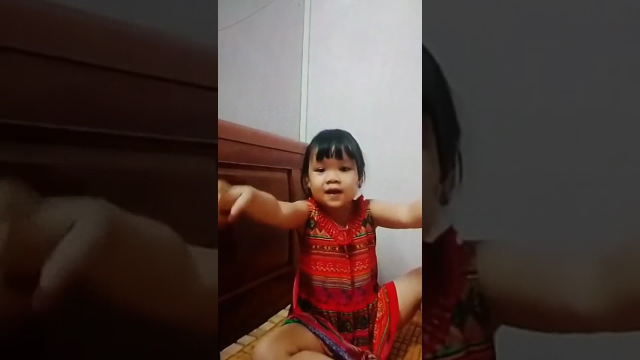 Khi mẹ mệt con gái iu bóc cam cho mẹ ăn( luvs e  hơn 3 tuôi)