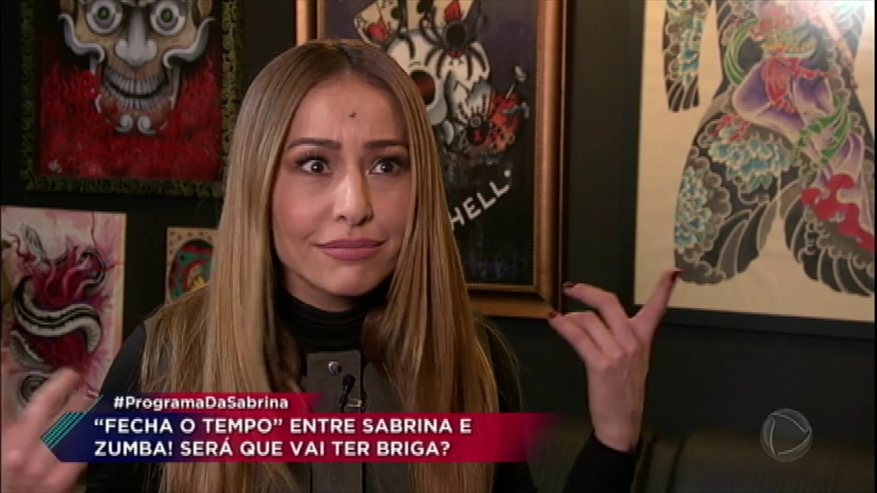Sabrina Sato pinta parede, lava louça e se assusta com cobra