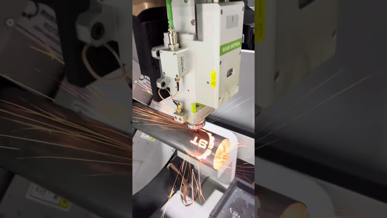 Conoce nuestro equipo con rotativo SR3015-PLUS R cortando tubo.