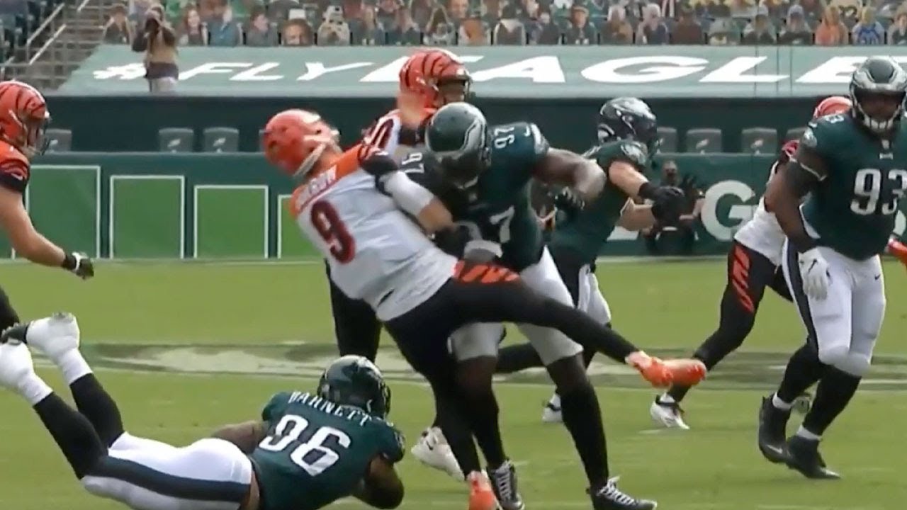 Joe Burrow Gets Knocked-Out by Derek Barnett (BIG HIT)| Football Highlights Week 3