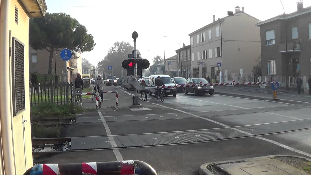 Passaggio a livello con semibarriere di via Canale Molinetto - Ravenna #5 / Level Crossing