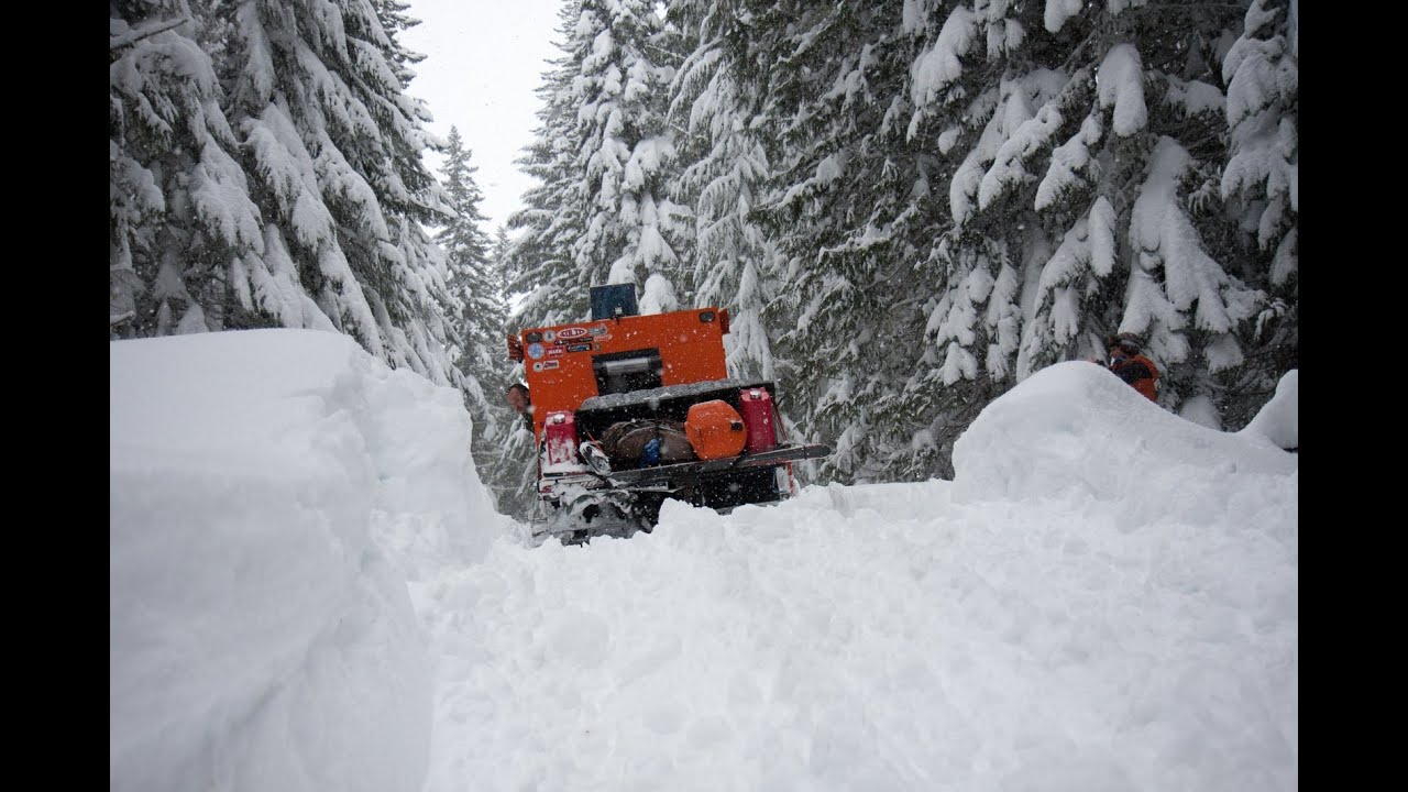 Deep Snow Powder Adventure with a Thiokol Imp snowcat ратрак