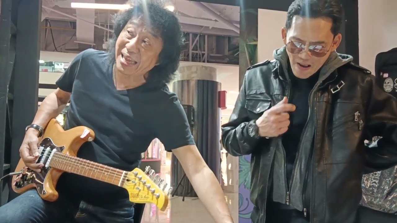 พี่หมูคาไลกับพี่นก มาเทส Shark guitar , effects เปิดบูท 12-15 กพ.@ซีคอน ศรีนครินทร์ 0869040022