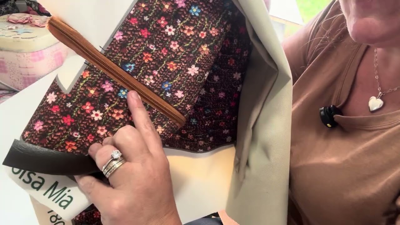 Bolsa Mia com zíper 