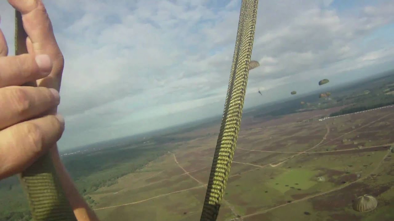 Rode baretten springen boven Ginkelse Heide tijdens herdenking Market Garden