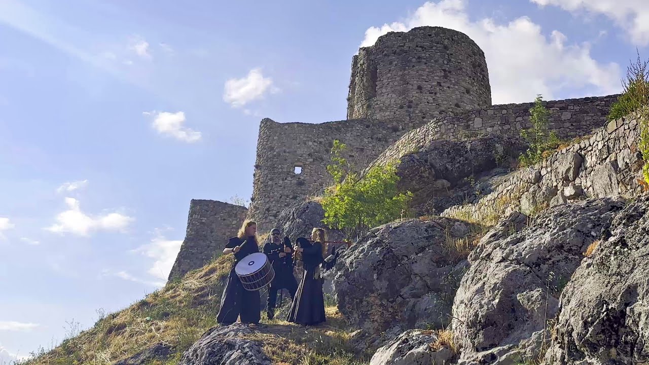 Mui&ntilde;eira de Freixido﻿ &ndash; Galician Bagpipes & Drum Live at Ancient Italian Castle