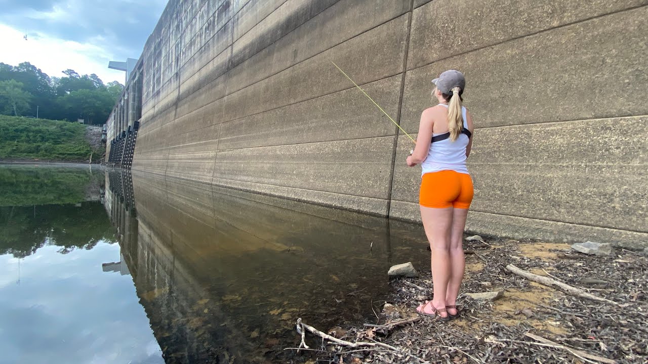 Ловля окуня на поплавок во время нереста, а потом мы нашли что-то БОЛЬШЕЕ! (Поймали и приготовили)