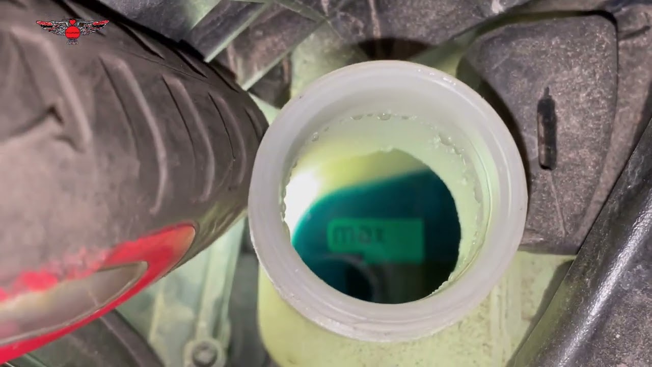 Доливка жидкости стеклоомывателя BMW F45 2 218d, визуальная проверка уровня охлаждающей жидкости ...