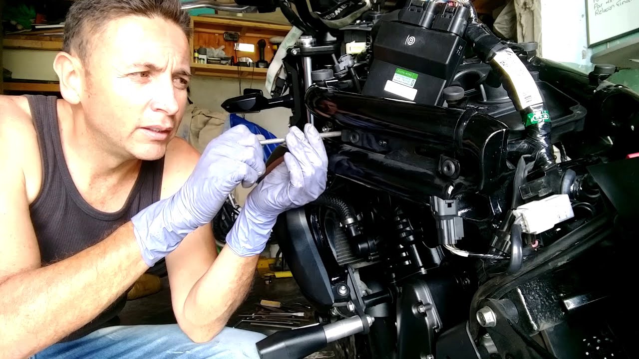 KAWASAKI ER-6N - COMO CAMBIAR FILTRO DE AIRE Y BUJÍAS