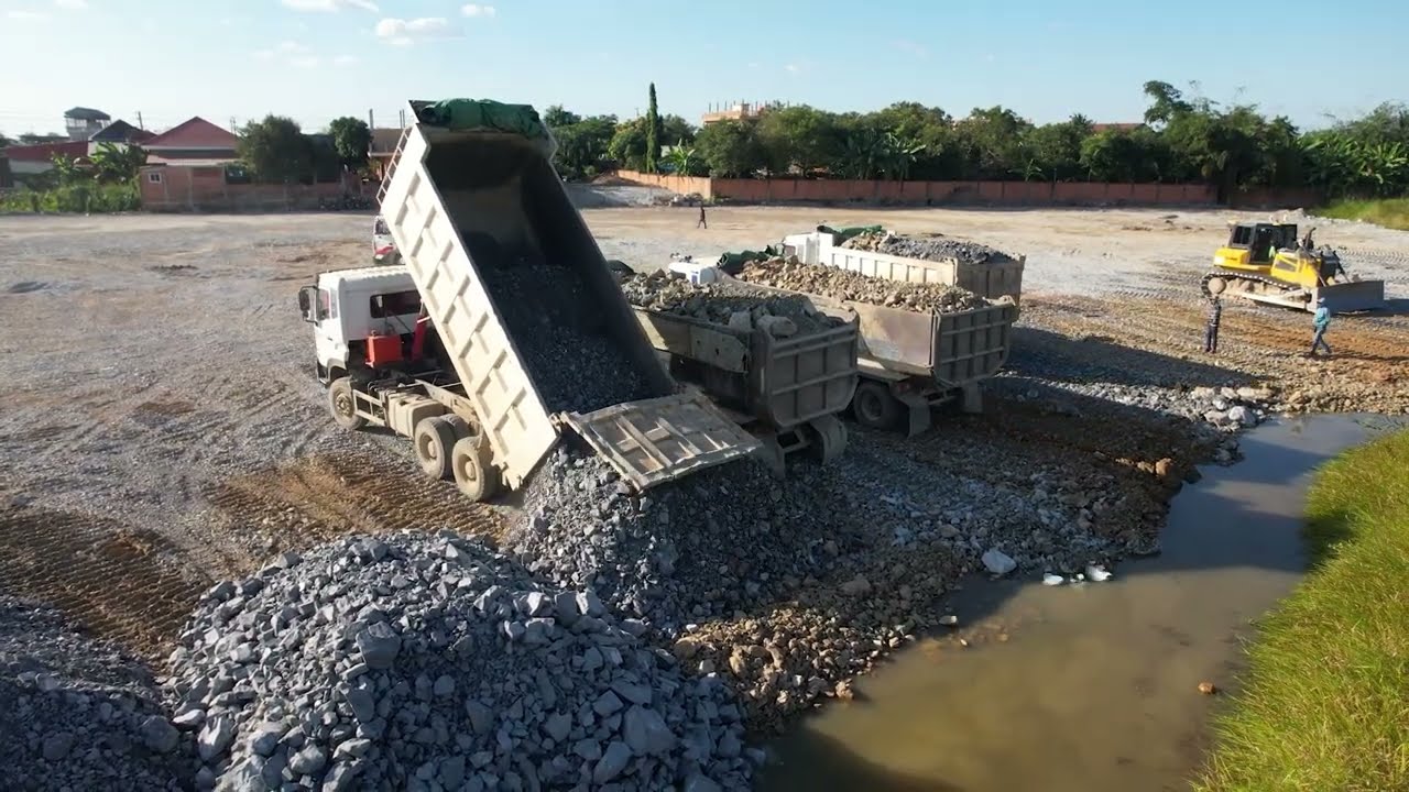 powerful Bulldozer Pushing Sroe Soil , heavy machinery Work 25.5T Dump Trucks Loading Debris