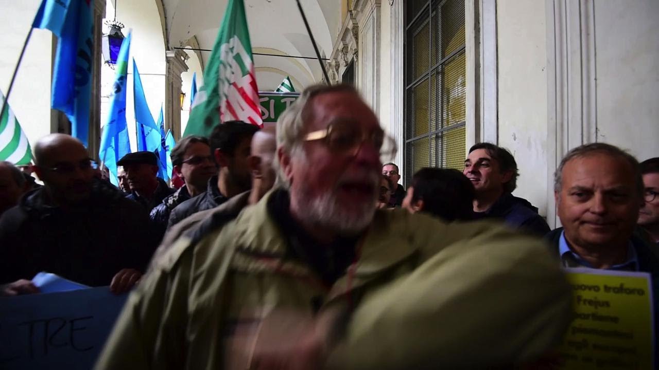 Torino, tensione di fronte al comune tra no Tav e pro Tav