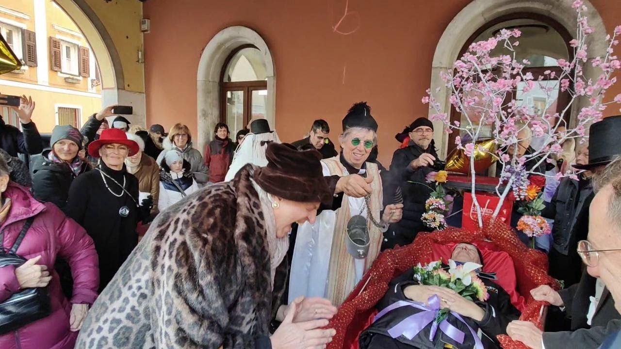 Pianti, lacrime (e risate): è il funerale del Carnevale muggesano