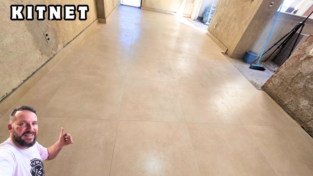 Pedreiro mostra como colocar porcelanato em kitnet! Muito fácil!