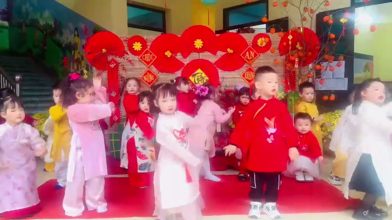 Chíp đi múa Tết 
