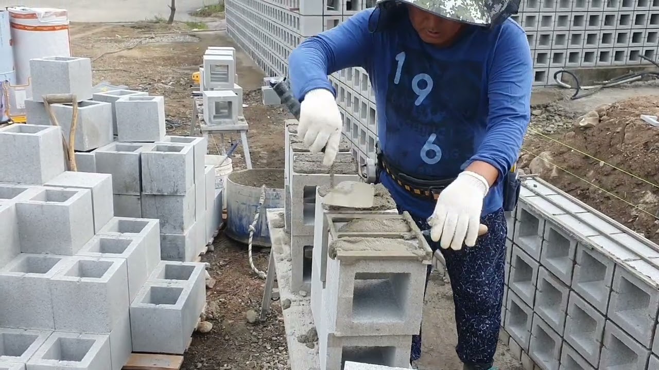 a bricklayer's block stack 큐블럭 조적