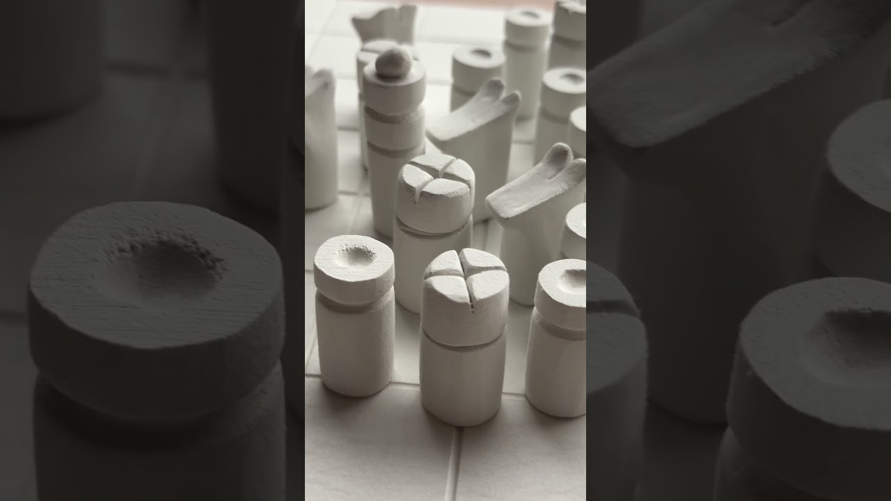 Mais uma pe&ccedil;a de cer&acirc;mica fria pro estoque: um jogo de xadrez 🧡 #xadrez #ceramicafria #arte #diy